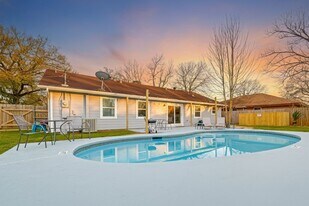 5330 Hialeah Dr in Houston, TX - Building Photo