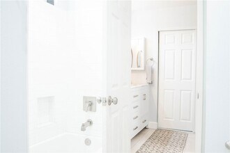 4705 Kester Ave, Unit 106 in Los Angeles, CA - Foto de edificio - Building Photo