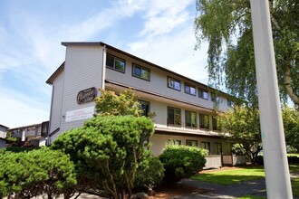 Clearview Village in Longview, WA - Foto de edificio - Building Photo