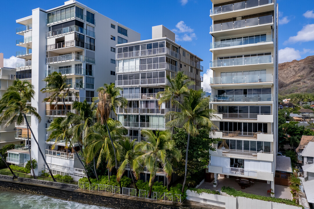 Oceanside Manor in Honolulu, HI - Building Photo