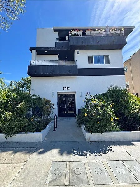 5432 Hermitage Ave, Unit 202 in Los Angeles, CA - Foto de edificio - Building Photo