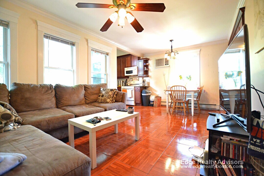 8 Delaware Pl in Boston, MA - Building Photo
