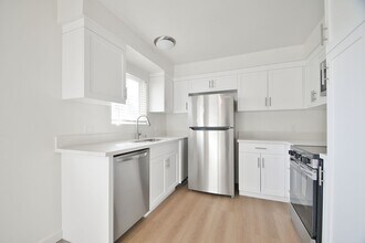 125 S Guadalupe Ave in Redondo Beach, CA - Building Photo - Building Photo