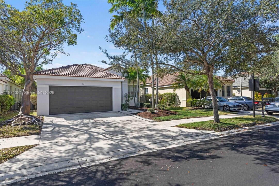 625 Bald Cypress Rd in Weston, FL - Foto de edificio