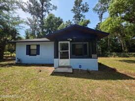 601 MCCLURE St in Welaka, FL - Building Photo