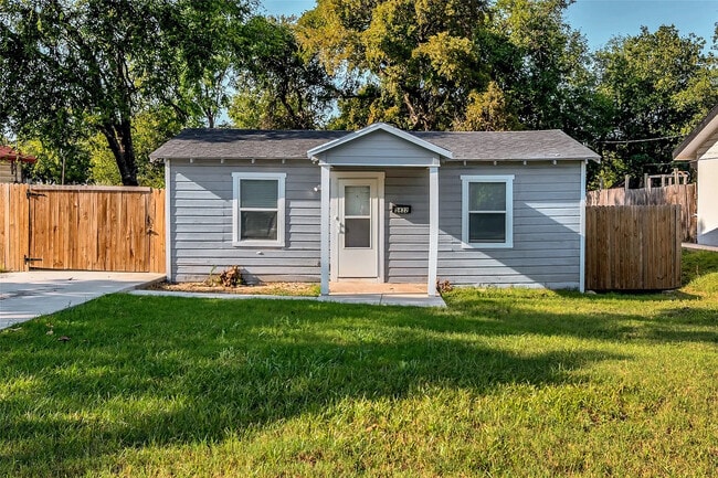Room in House on Houghton Ave in Fort Worth, TX - Building Photo - Building Photo