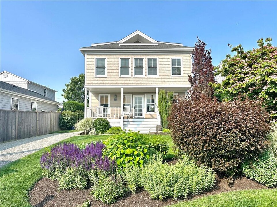 44 Tuckerman Ave in Middletown, RI - Building Photo