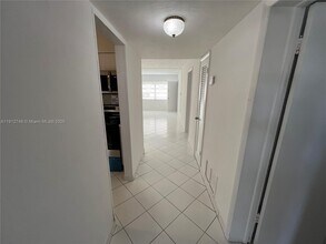 1550 NE 191st St in Miami, FL - Foto de edificio - Building Photo