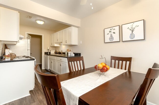 Three Oaks Apartments in Troy, MI - Building Photo - Building Photo