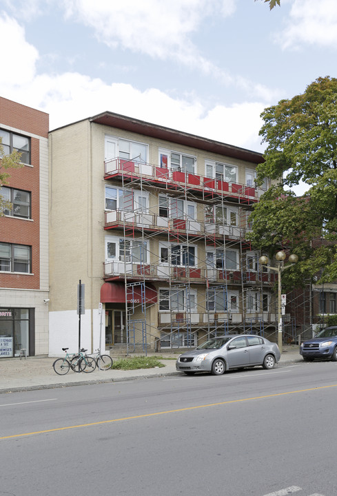 6165 Sherbrooke Rue O in Montréal, QC - Building Photo