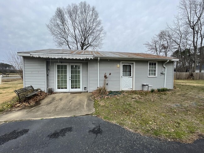 598 Wakefield Dr in Colonial Beach, VA - Building Photo - Building Photo
