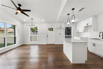 1605 Rutland Dr in Austin, TX - Building Photo - Building Photo