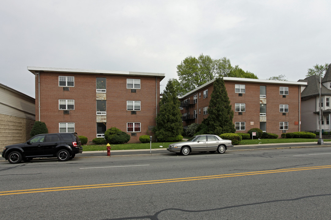 DeWitt Apartments in Belleville, NJ - Foto de edificio