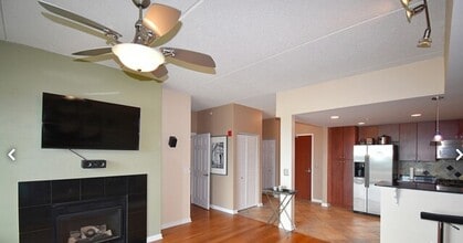 6420 Double Eagle Dr, Unit 809 in Woodridge, IL - Foto de edificio - Building Photo