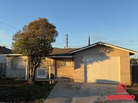 1420 Murdock St in Bakersfield, CA - Building Photo