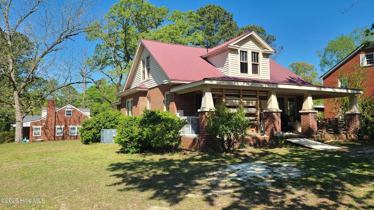 616 S McNeill St in Carthage, NC - Foto de edificio
