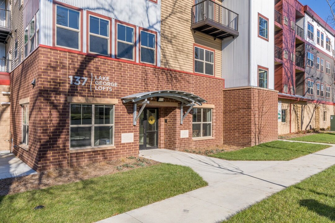 Lake George Lofts in River Falls, WI - Foto de edificio