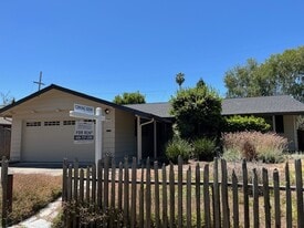 712 W Knickerbocker Dr in Sunnyvale, CA - Building Photo
