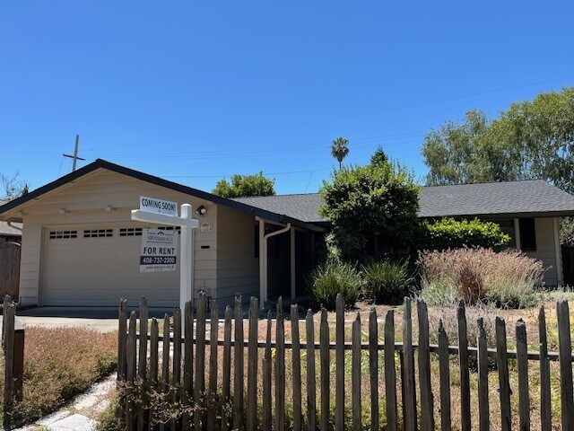 712 W Knickerbocker Dr in Sunnyvale, CA - Building Photo