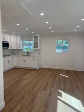 9809 Creemore Dr, Unit 9807 in Tujunga, CA - Foto de edificio - Building Photo
