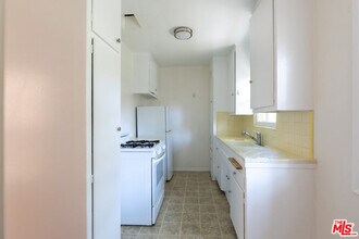 1316 1/4 S Barrington Ave in Los Angeles, CA - Building Photo - Building Photo