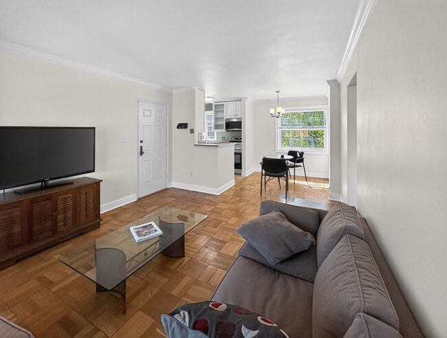 1706 W Abingdon Dr, Unit 202 in Alexandria, VA - Building Photo - Building Photo