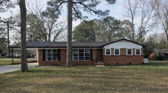 125 Holly Dr in Warner Robins, GA - Building Photo