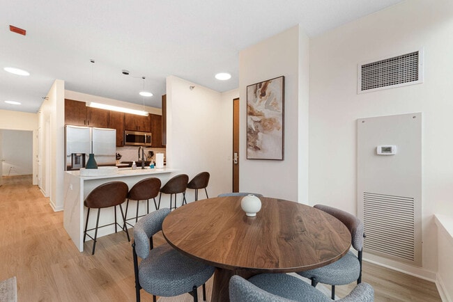 716 W Kinzie St in Chicago, IL - Foto de edificio - Building Photo