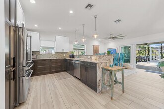 726 SE Seahouse Dr in Port St. Lucie, FL - Building Photo - Building Photo