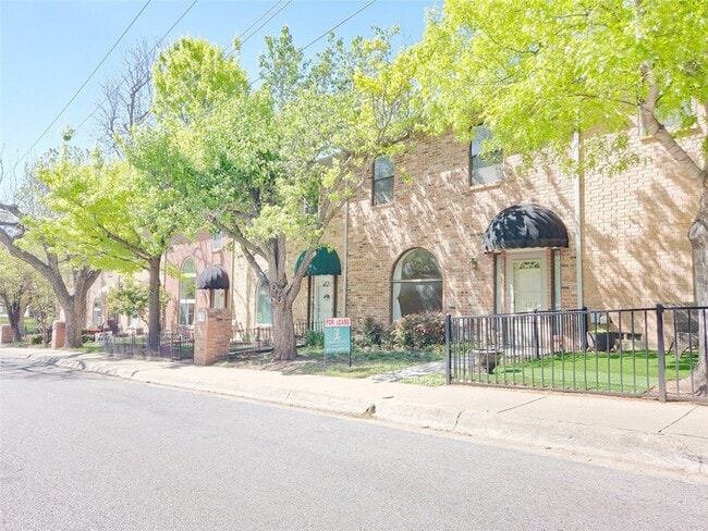 property at 422 W Oak St