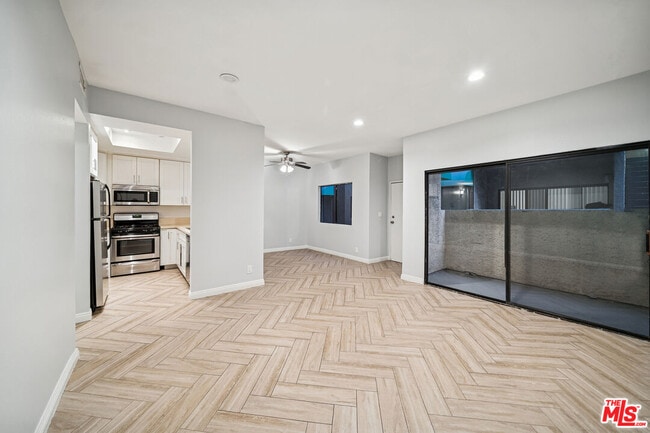 5751 W Olympic Blvd in Los Angeles, CA - Building Photo - Building Photo