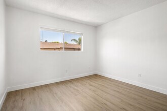 Valle at 9061 Kenwood in Spring Valley, CA - Foto de edificio - Building Photo