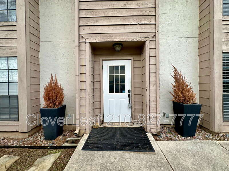 10565 Starcrest Dr in San Antonio, TX - Building Photo