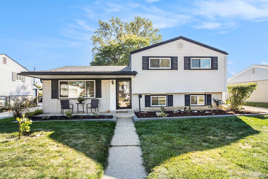 2240 Camel Dr in Sterling Heights, MI - Building Photo