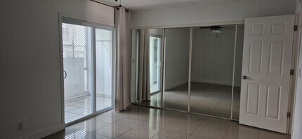 2100 Springdale Blvd, Unit Y112 in Palm Springs, FL - Foto de edificio - Building Photo