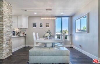 150 N Almont Dr-Unit -203 in Beverly Hills, CA - Building Photo - Building Photo