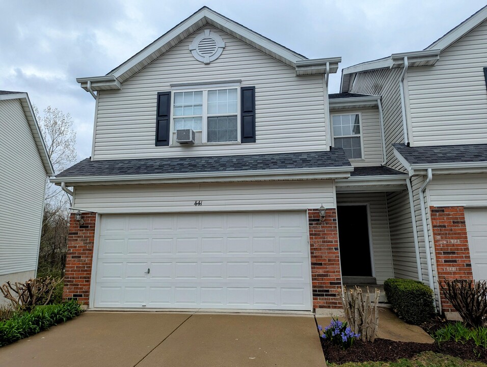 441 Flowering Magnolia Dr in O'Fallon, MO - Foto de edificio