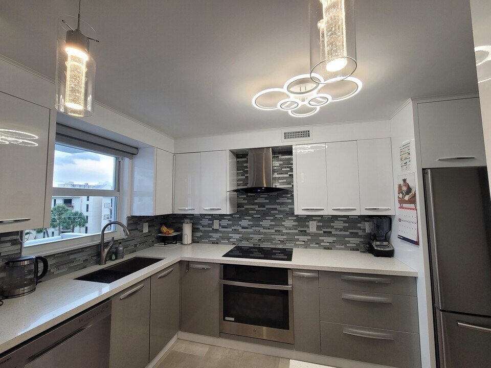 137 Golden Isles Dr in Hallandale Beach, FL - Foto de edificio