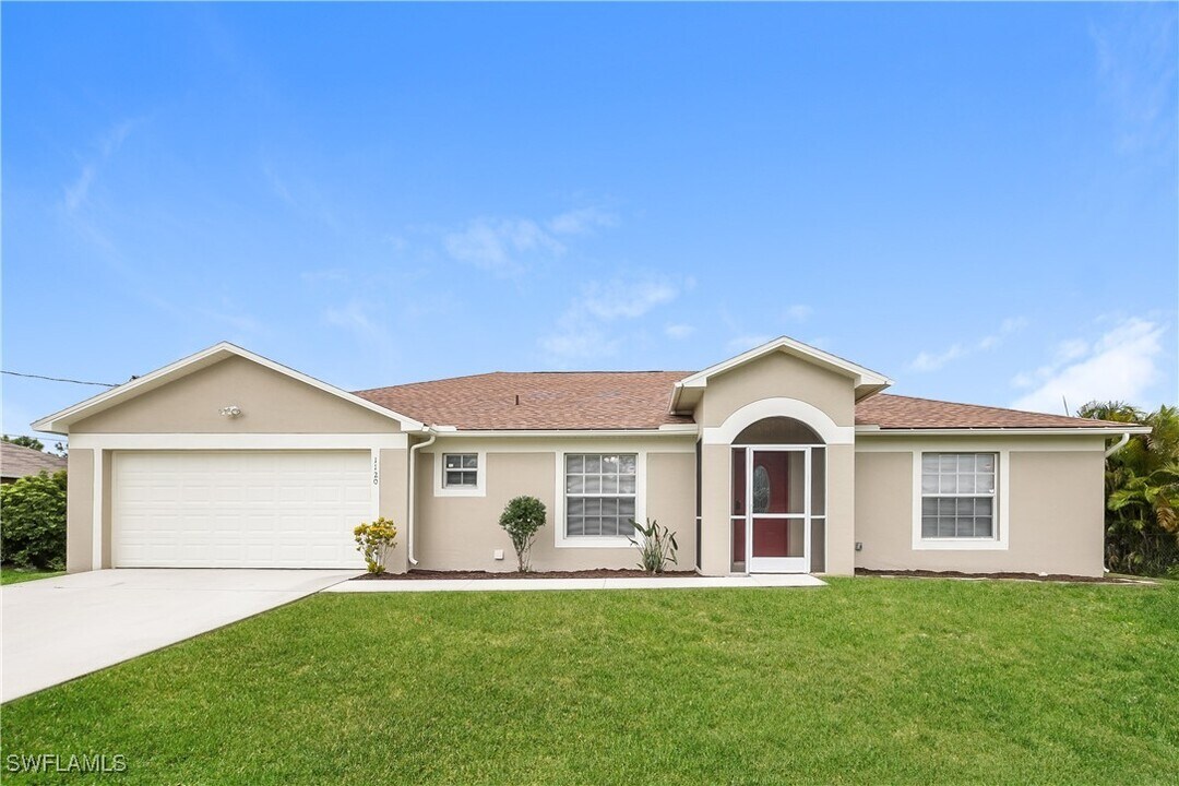 1120 Cariston Ave in Lehigh Acres, FL - Foto de edificio