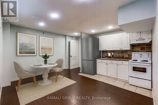 156 Townsgate Dr in Vaughan, ON - Building Photo