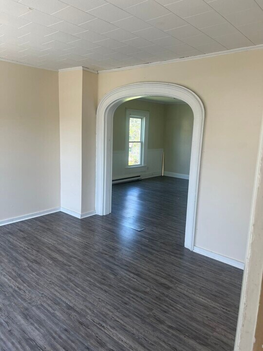 163 Bridge Ave, Unit 2 in Cohoes, NY - Building Photo