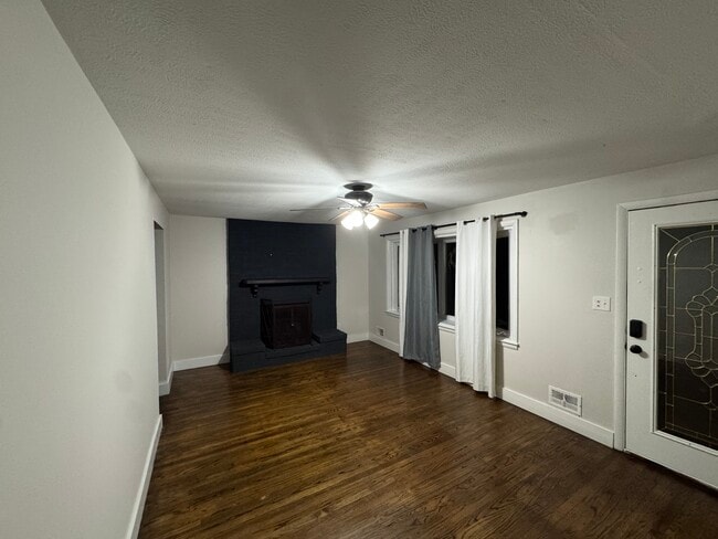 7903 Canna Dr in Louisville, KY - Foto de edificio - Building Photo