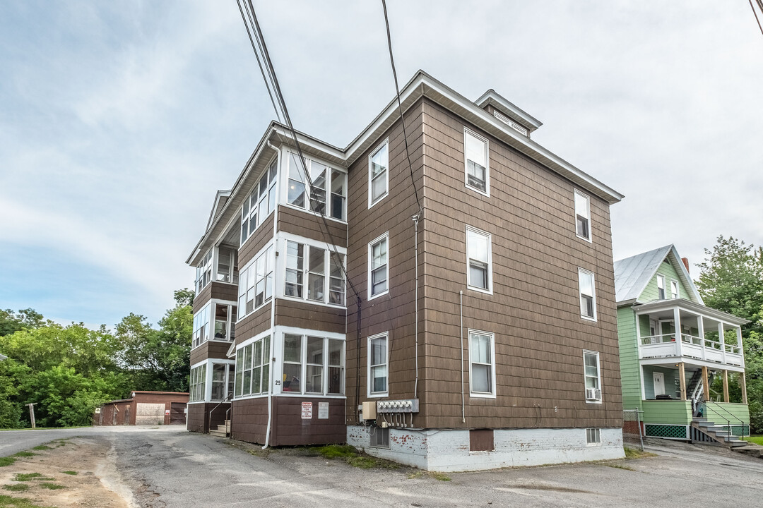 25 Halifax Street in Winslow, ME - Foto de edificio