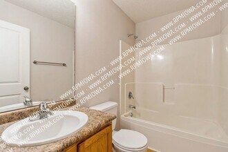 15239 Greenbelt Dr in Urbandale, IA - Building Photo - Building Photo