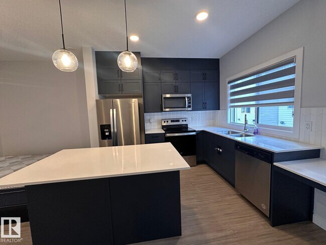 804 Welsh Dr S W in Edmonton, AB - Building Photo - Building Photo