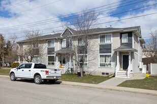 2504 72 Av SE in Calgary, AB - Building Photo