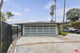 350 Chautauqua Blvd in Los Angeles, CA - Building Photo - Building Photo