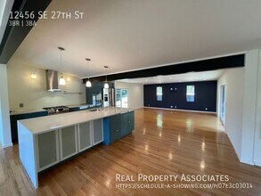 12456 SE 27th St in Bellevue, WA - Building Photo - Building Photo