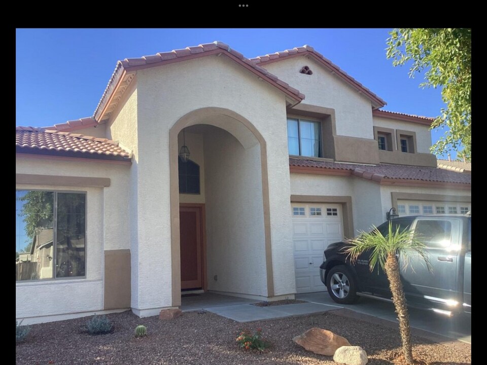 15627 W Shangri La Rd in Surprise, AZ - Building Photo