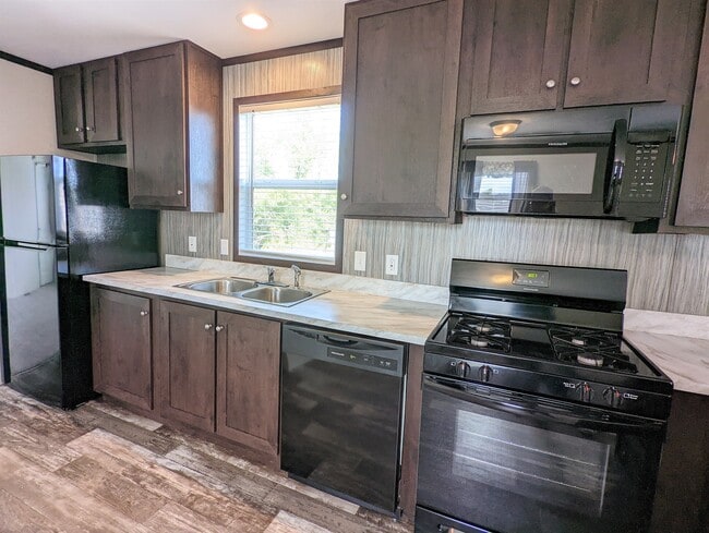 692 Oregon St in Belleville, MI - Building Photo - Building Photo